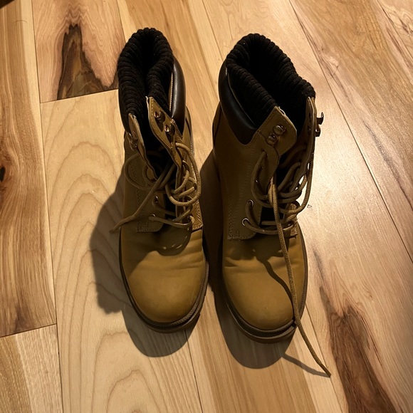 Booties 💛 - Picture 2 of 6